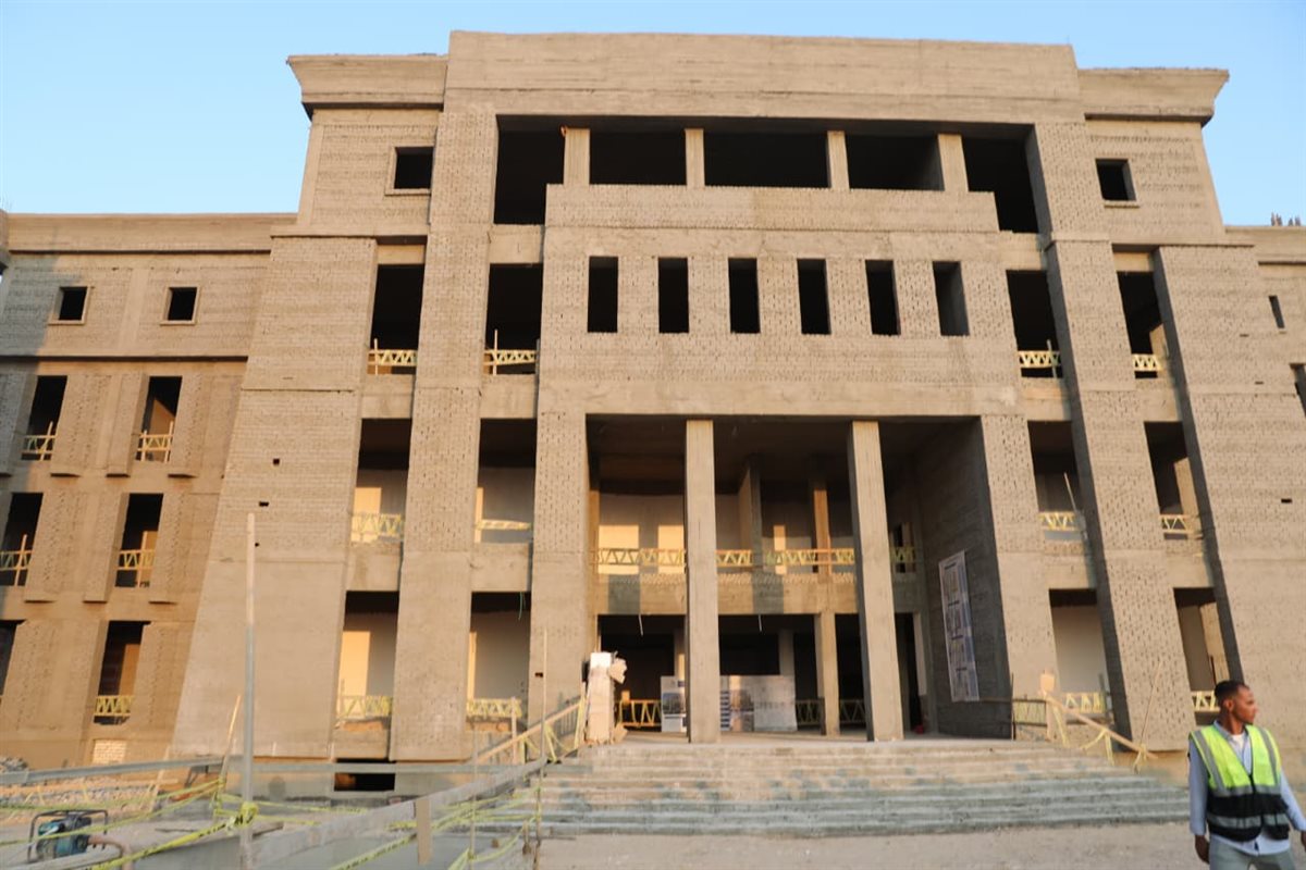 وزير التعليم العالي ومحافظ الأقصر يتفقدان مشروعات تعليمية وصحية بتكلفة 2.3 مليار جنيه