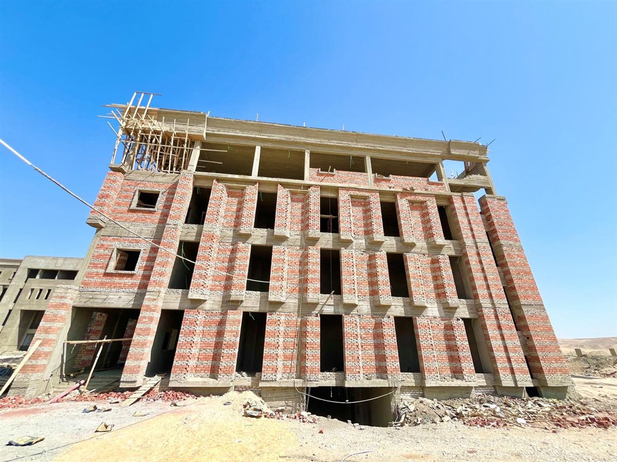 وزير التعليم العالي ومحافظ الأقصر يتفقدان مشروعات تعليمية وصحية بتكلفة 2.3 مليار جنيه