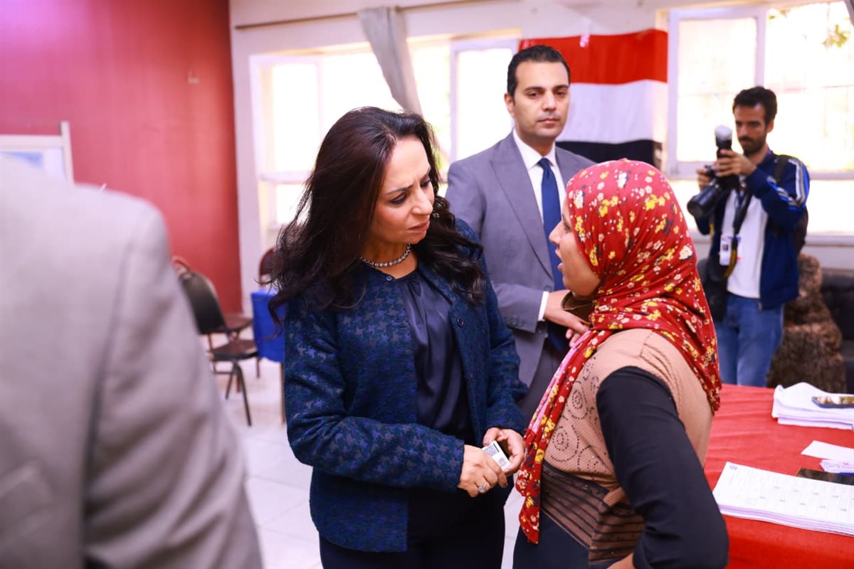 وزيرة التضامن الاجتماعي مع مواطنة