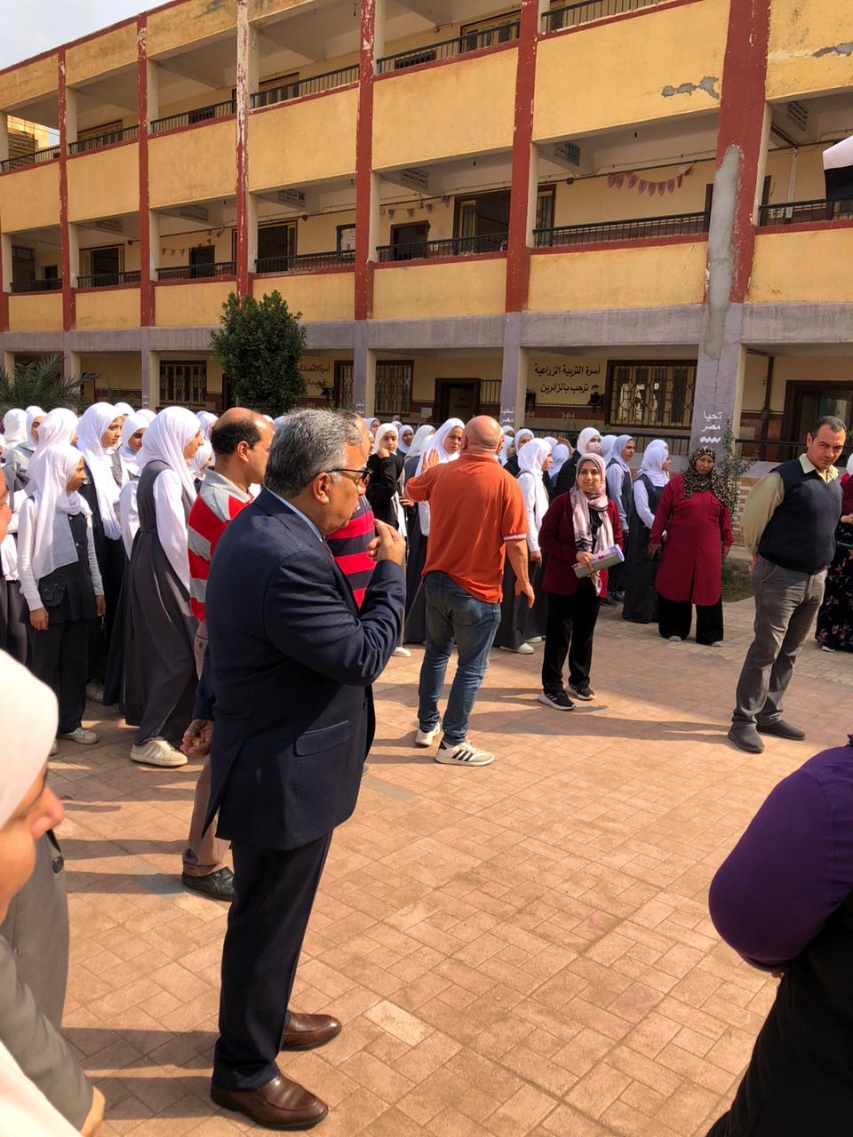 محافظ الدقهلية في زيارة مفاجئة لمدرسة نوسا الغيط الإعدادية بأجا لمتابعة سير العملية التعليمية