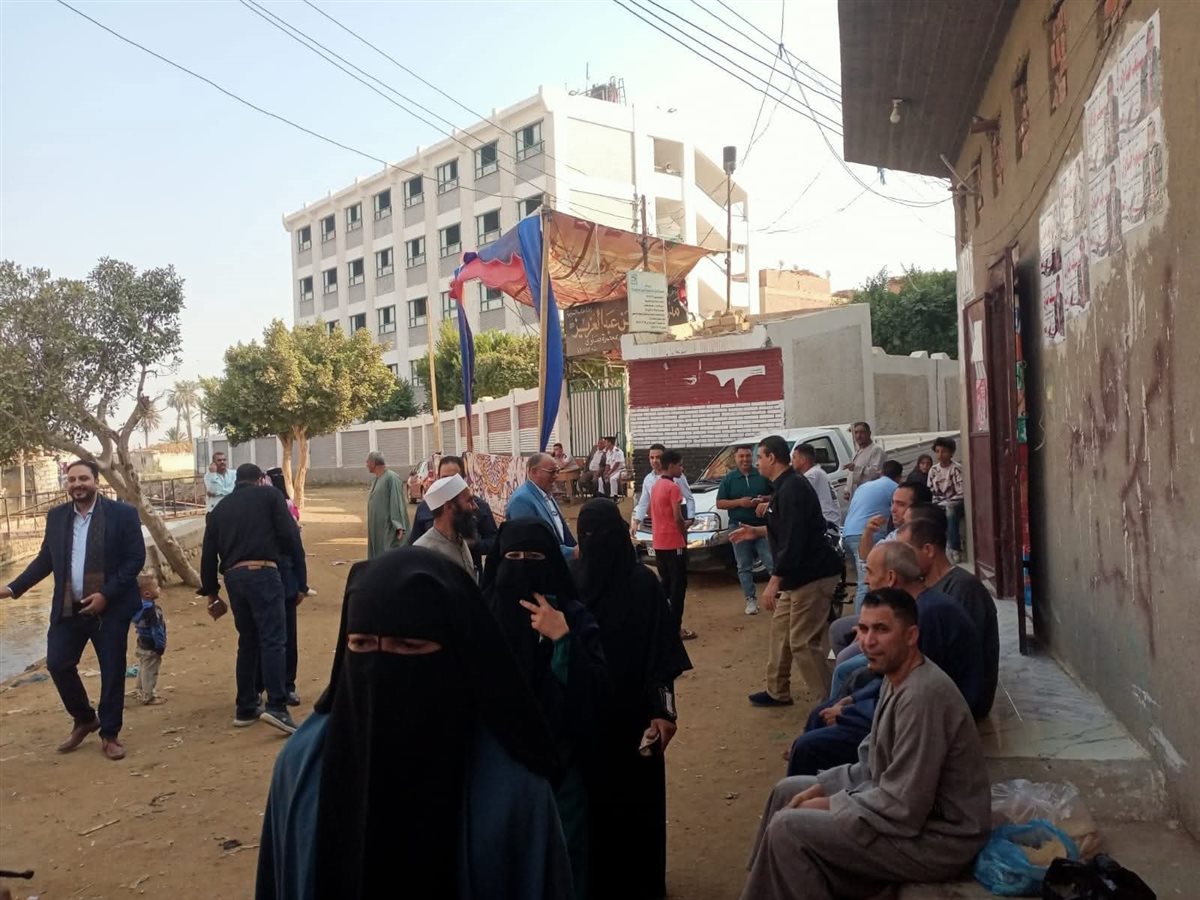 حشد جماهيري أمام المقار الانتخابية بالفيوم دعمًا للاستحقاق الدستوري