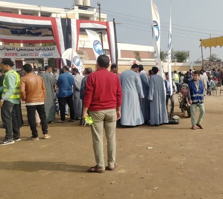 حشد جماهيري أمام المقار الانتخابية بالفيوم دعمًا للاستحقاق الدستوري