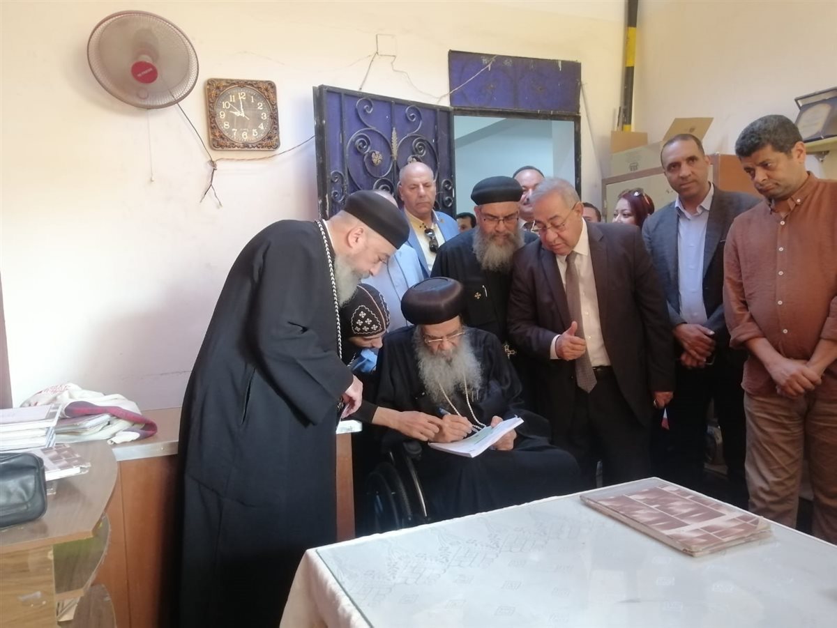 مطران الفيوم يدلي بصوته في انتخابات مجلس النواب 2025