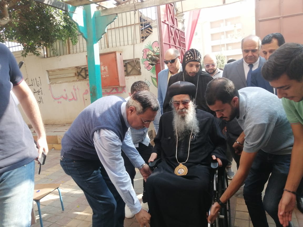 مطران الفيوم يدلي بصوته في انتخابات مجلس النواب 2025