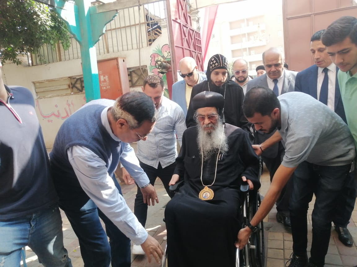 مطران الفيوم يدلي بصوته في انتخابات مجلس النواب 2025