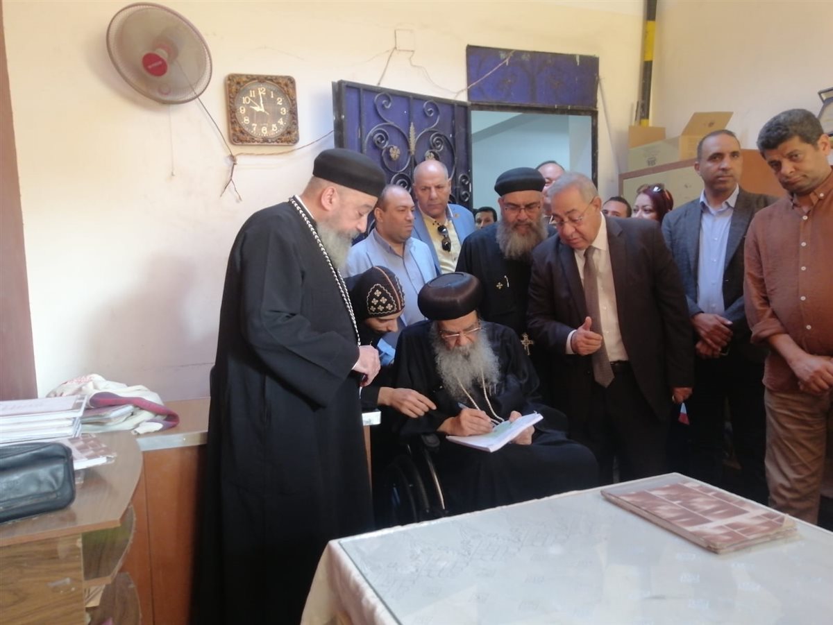 مطران الفيوم يدلي بصوته في انتخابات مجلس النواب 2025