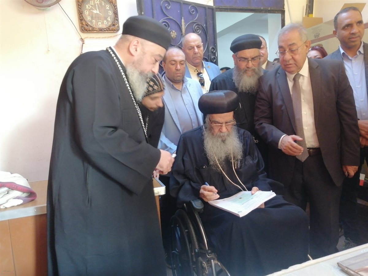 مطران الفيوم يدلي بصوته في انتخابات مجلس النواب 2025