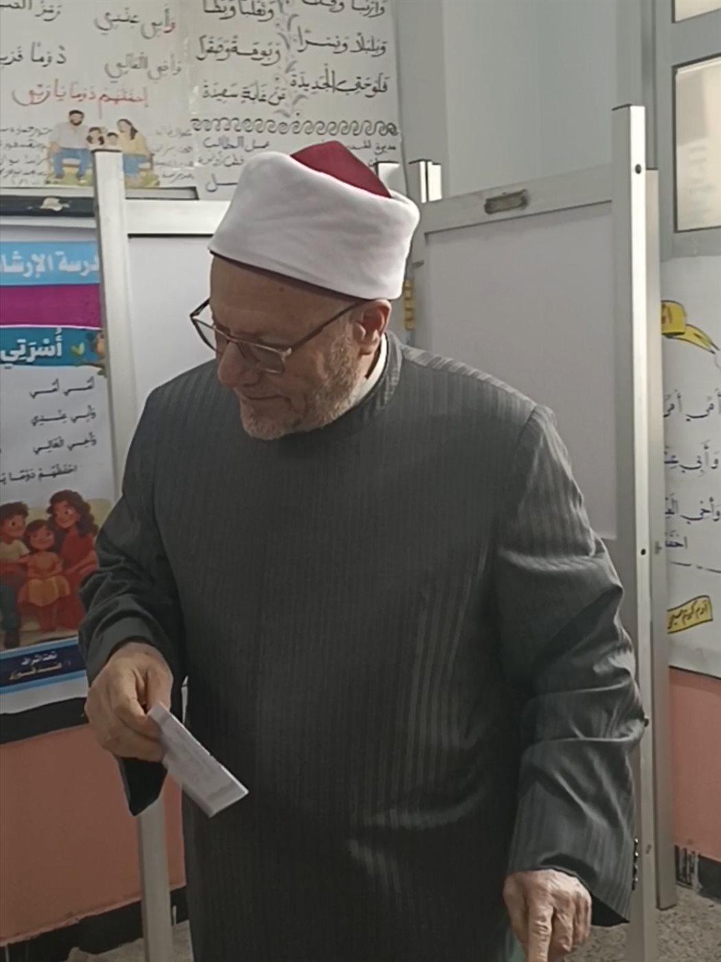 مفتي الجمهورية السابق يدلي بصوته في انتخابات مجلس النواب بمسقط رأسه بالبحيرة