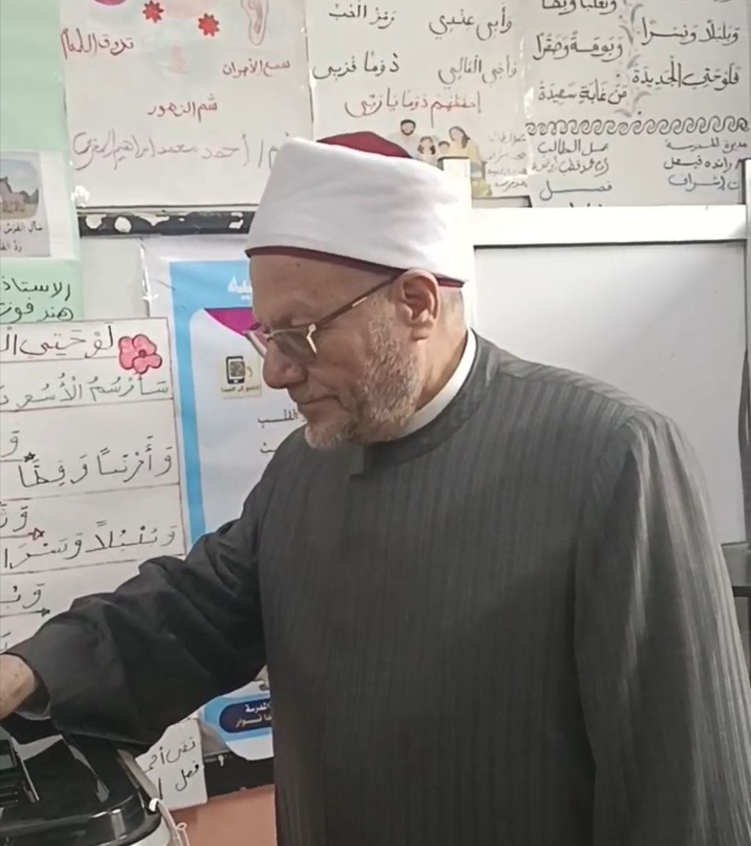 مفتي الجمهورية السابق يدلي بصوته في انتخابات مجلس النواب بمسقط رأسه بالبحيرة