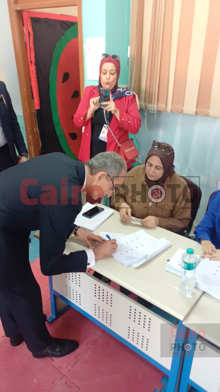 وزير الاتصالات يدلي بصوته في انتخابات مجلس النواب بلجنته الانتخابية في الشيخ زايد