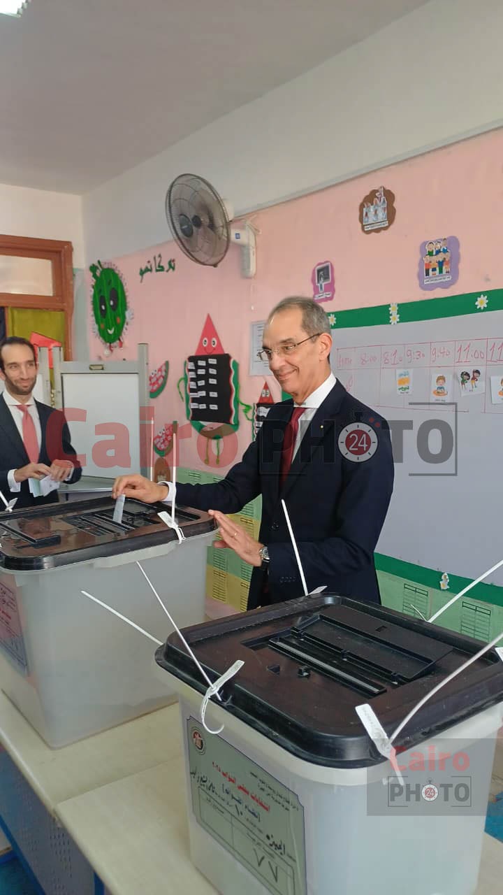 وزير الاتصالات يدلي بصوته في انتخابات مجلس النواب بلجنته الانتخابية في الشيخ زايد