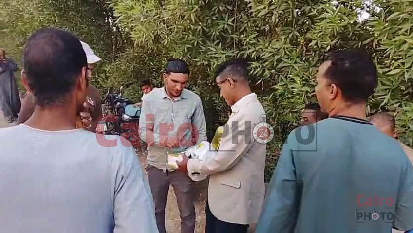 عريس يوزع حلويات على الناخبين في قنا