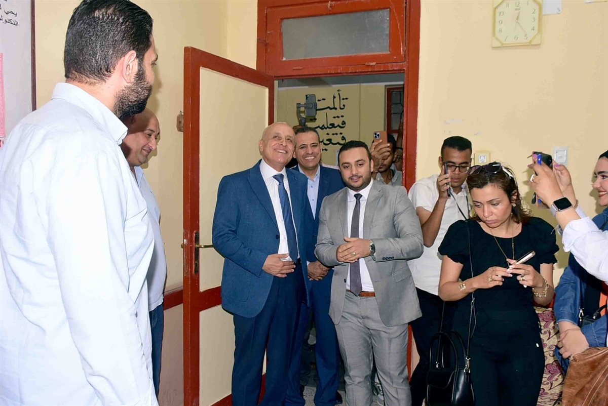 محافظ الأقصر يتفقد لجان الانتخابات بالأقصر 