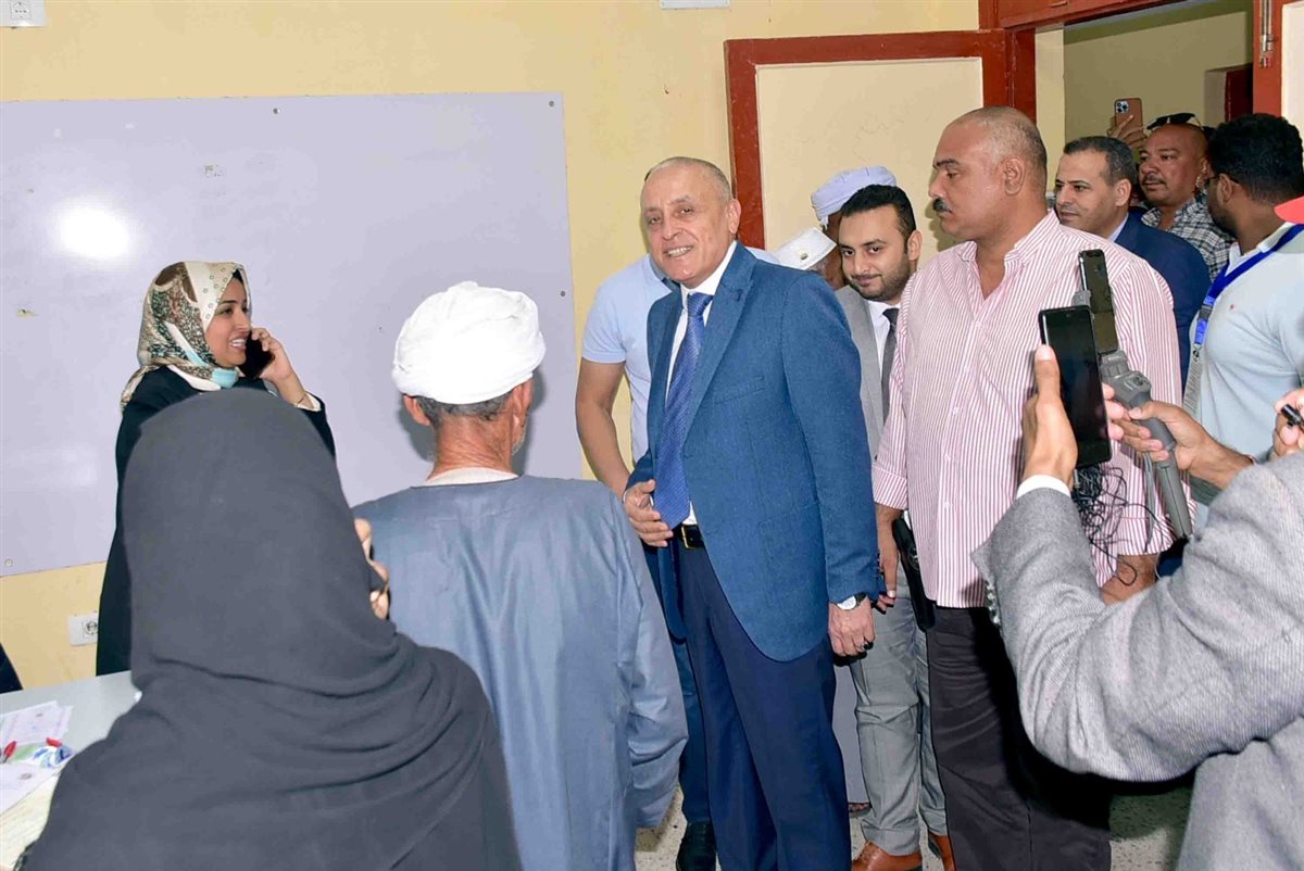 محافظ الأقصر يتفقد لجان الانتخابات بالأقصر 