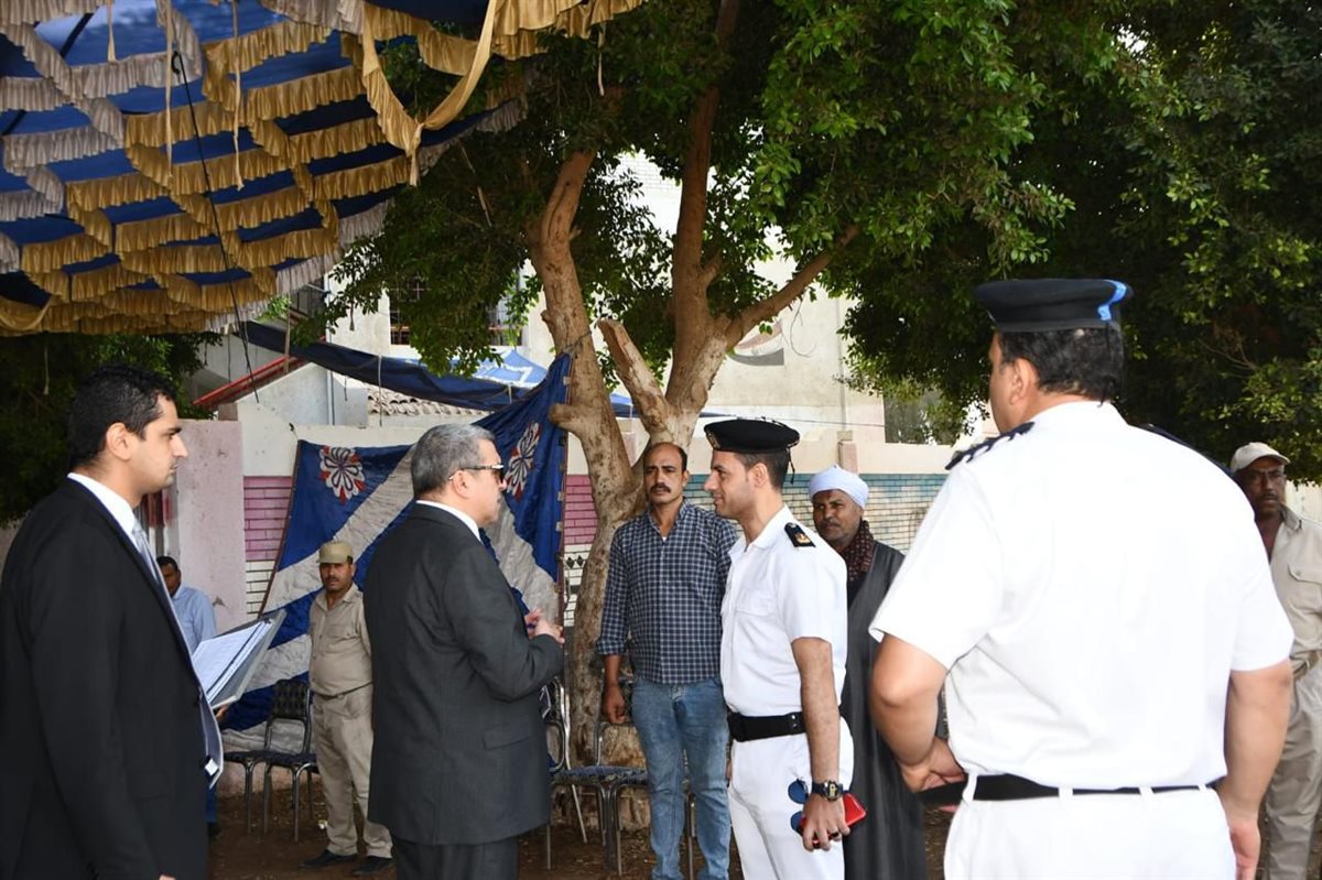 مساعد وزير الداخلية لوسط الصعيد ومدير أمن أسيوط يتفقدان الخدمات الأمنية أمام اللجان الانتخابية