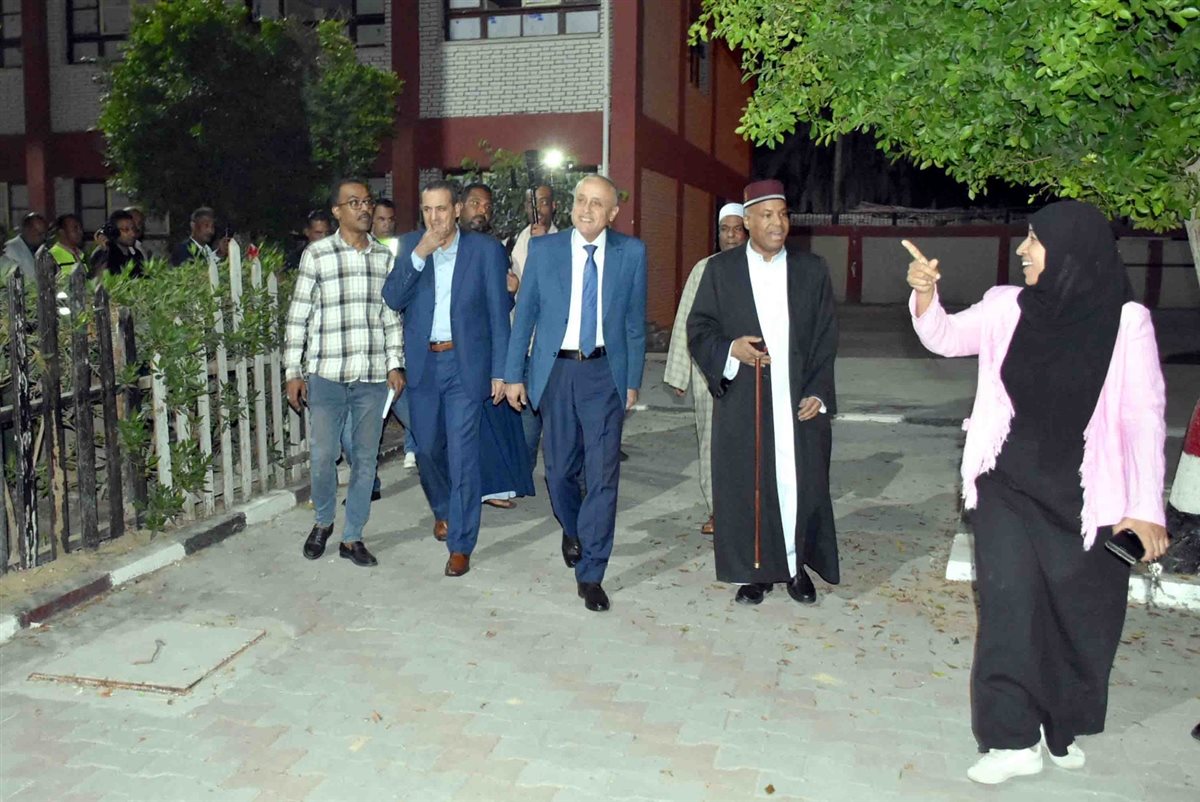 محافظ الأقصر يتفقد لجان الانتخابات