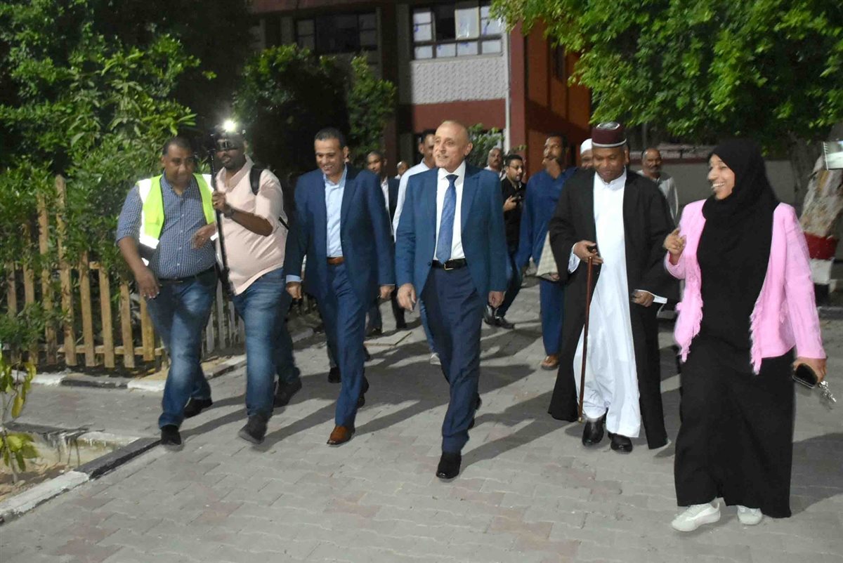 محافظ الأقصر يتفقد لجان الانتخابات