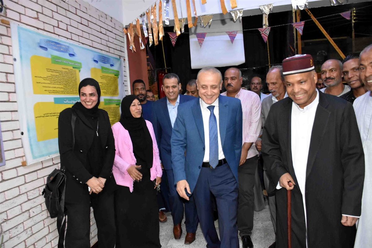 محافظ الأقصر يتفقد لجان الانتخابات