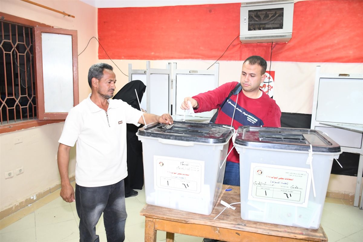 محافظ الفيوم يتفقد عدداً من لجان التصويت بانتخابات مجلس النواب خلال الفترة المسائية