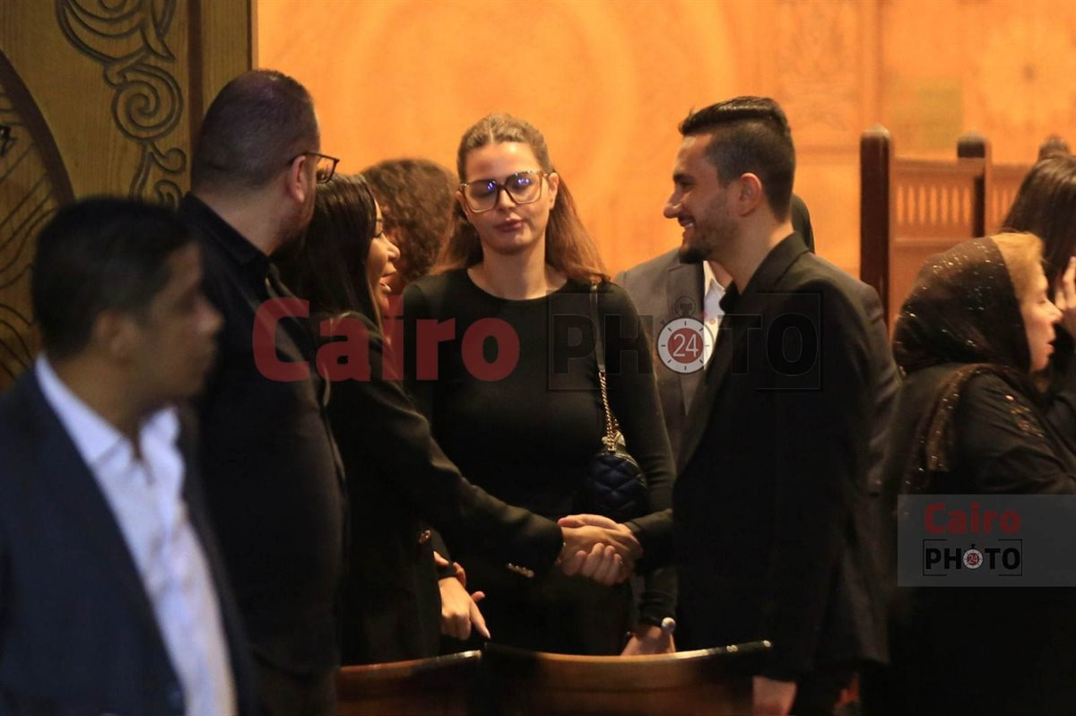 بعد حديث الانفصال.. أول ظهور لـ هنادي مهنا وأحمد خالد صالح في عزاء والد محمد رمضان