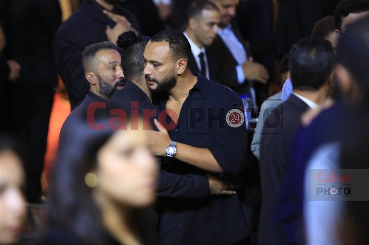 بعد حديث الانفصال.. أول ظهور لـ هنادي مهنا وأحمد خالد صالح في عزاء والد محمد رمضان
