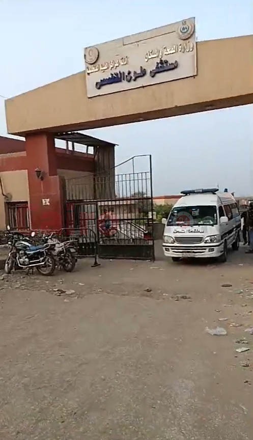 لحظة خروج جثمان إسماعيل الليثي من مستشفى ملوي التخصصي لأداء صلاة الجنازة عليه في إمبابة