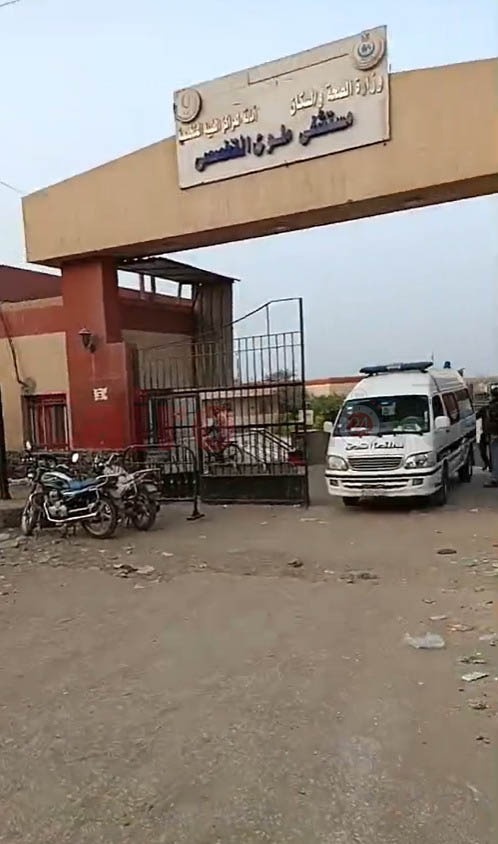لحظة خروج جثمان إسماعيل الليثي من مستشفى ملوي التخصصي لأداء صلاة الجنازة عليه في إمبابة