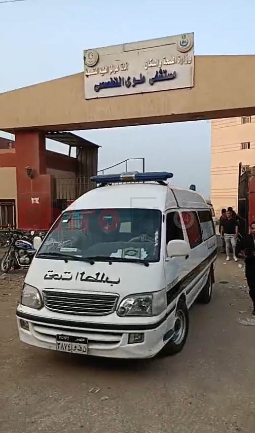 لحظة خروج جثمان إسماعيل الليثي من مستشفى ملوي التخصصي لأداء صلاة الجنازة عليه في إمبابة