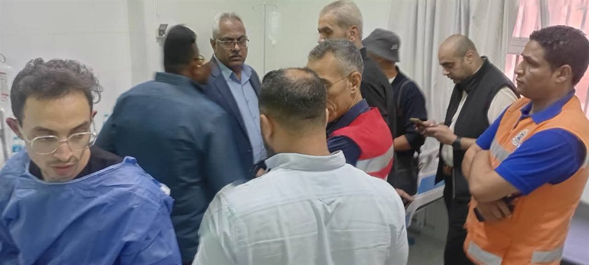 الاطمئنان على المصابين بمستشفى رأس غارب 