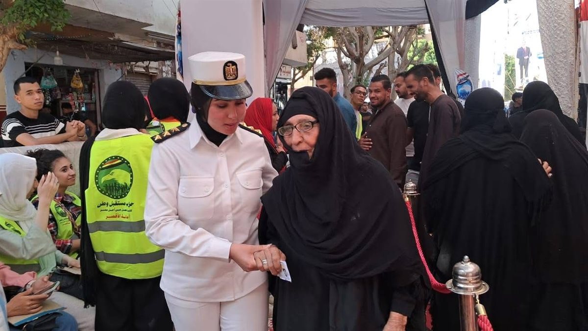 ترحيب لافت بالشرطة النسائية بالأقصر 