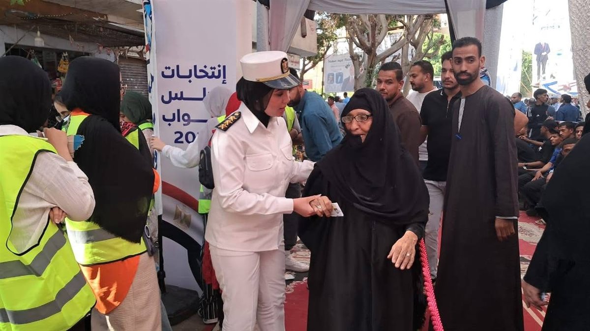 ترحيب لافت بالشرطة النسائية بالأقصر 