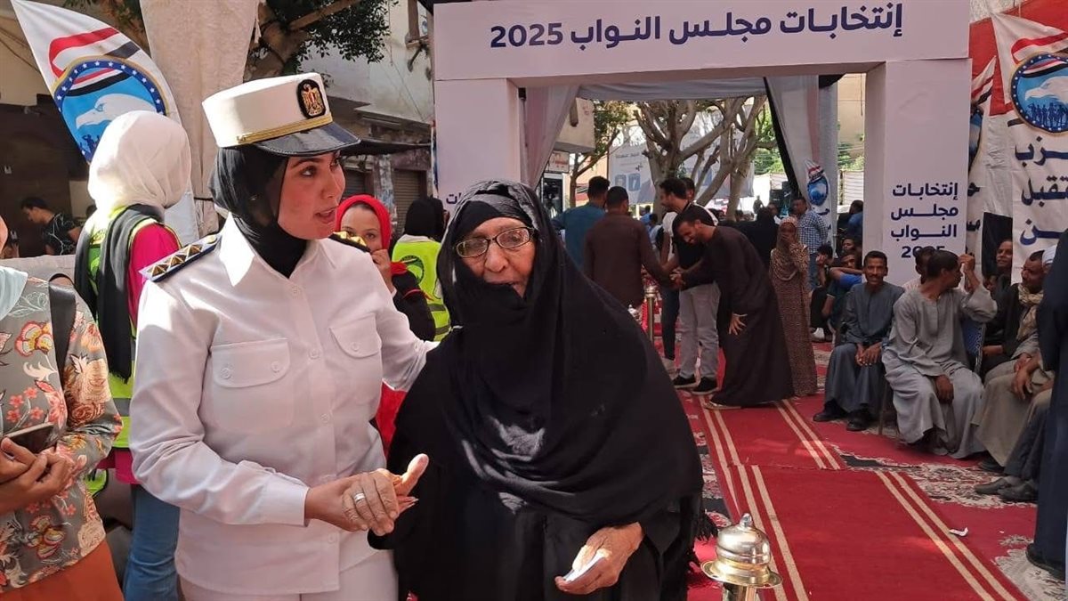 ترحيب لافت بالشرطة النسائية بالأقصر 