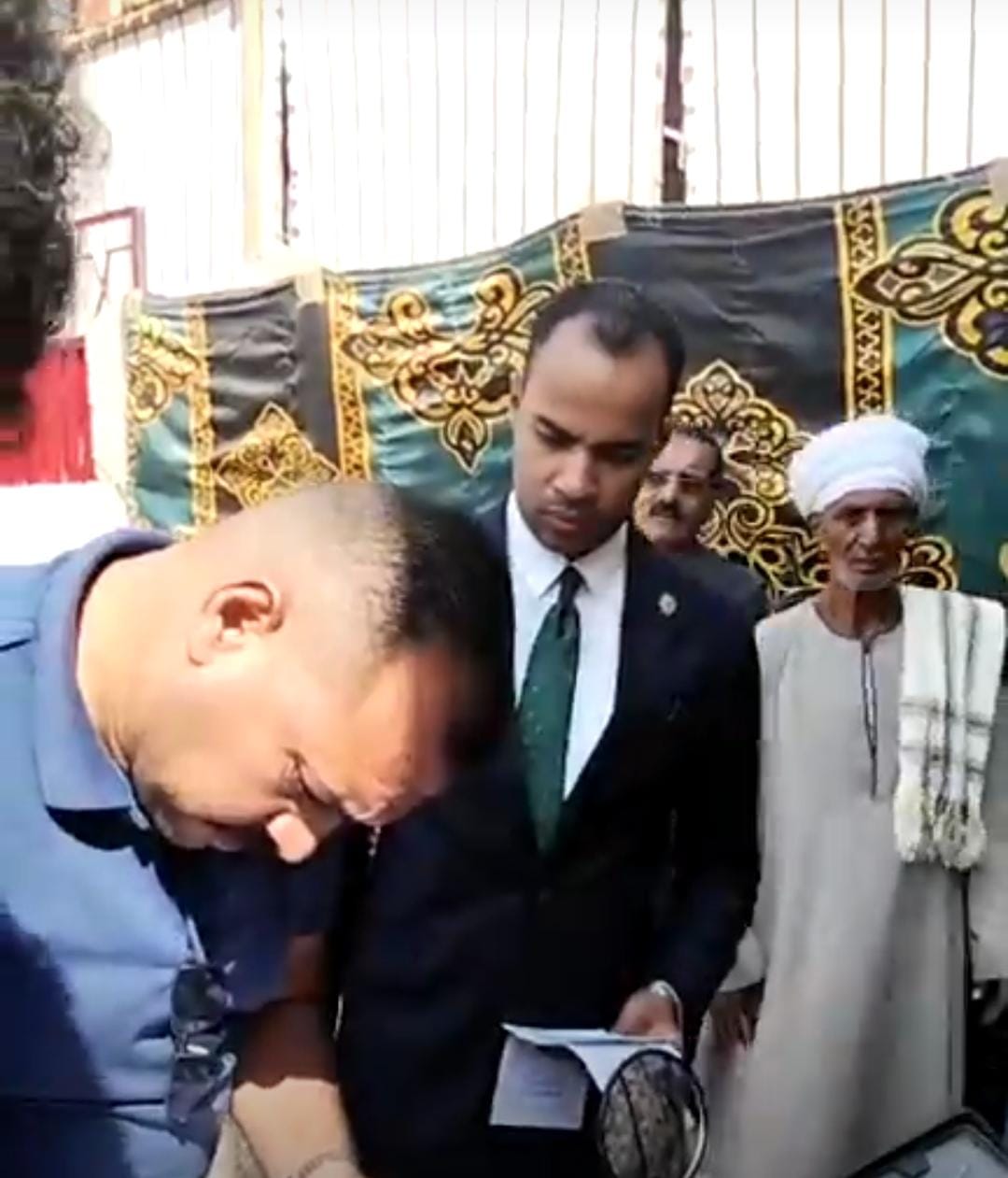 رئيس لجنة يساعد مسن من ذوي الهمم للإدلاء بصوته 