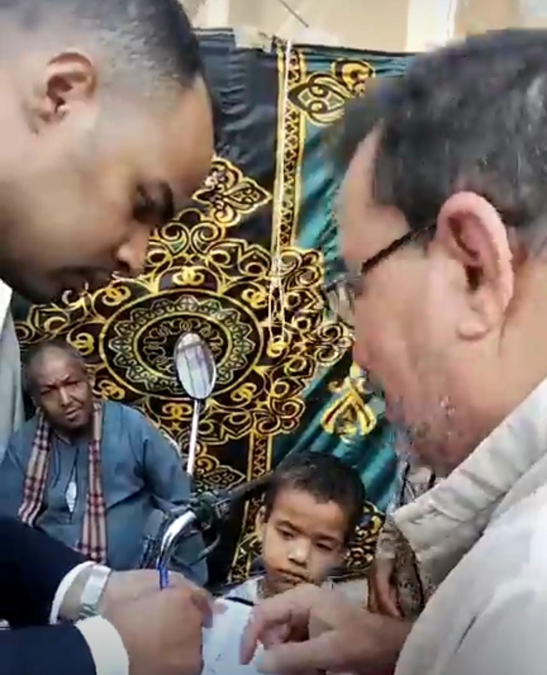 رئيس لجنة يساعد مسن من ذوي الهمم للإدلاء بصوته 