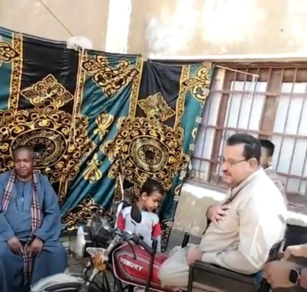 رئيس لجنة يساعد مسن من ذوي الهمم للإدلاء بصوته 