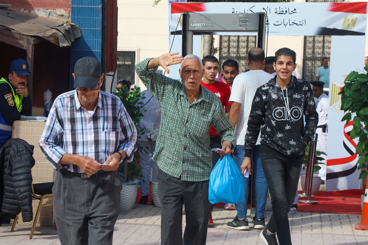 جانب من توافد الناخبين 