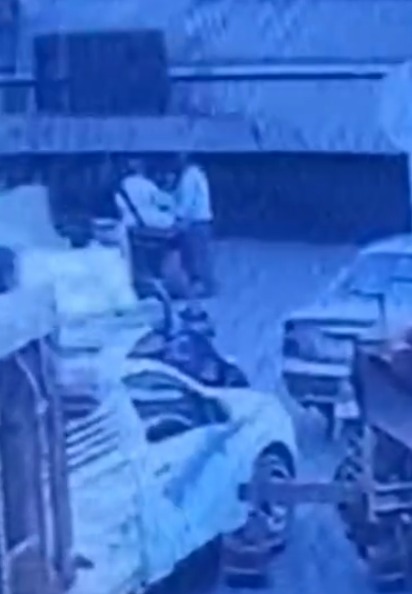 عامل مزلقان سكة حديد بالشرقية ينقذ مسنًا من الموت بأعجوبة قبل لحظات من مرور القطار