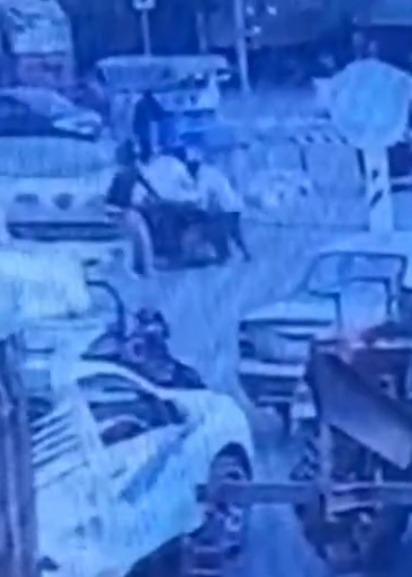 عامل مزلقان سكة حديد بالشرقية ينقذ مسنًا من الموت بأعجوبة قبل لحظات من مرور القطار