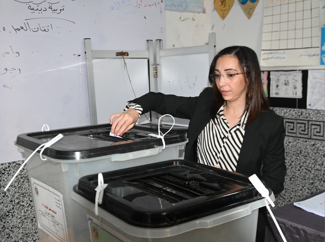 محافظ البحيرة تدلي بصوتها في انتخابات مجلس النواب