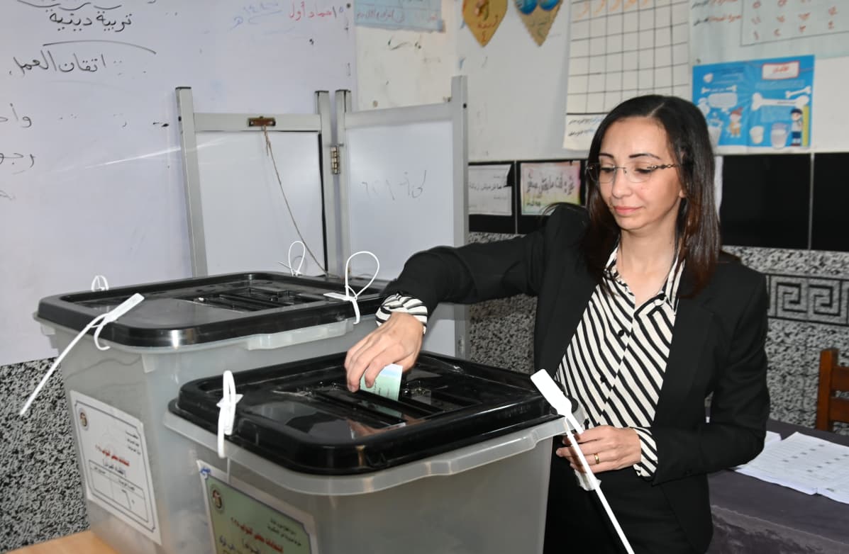 محافظ البحيرة تدلي بصوتها في انتخابات مجلس النواب