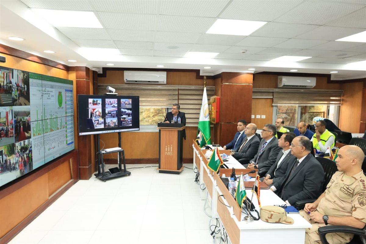 محافظ الجيزة يتابع انتظام فتح اللجان الانتخابية في ثاني أيام انتخابات مجلس النواب من داخل مركز السيطرة