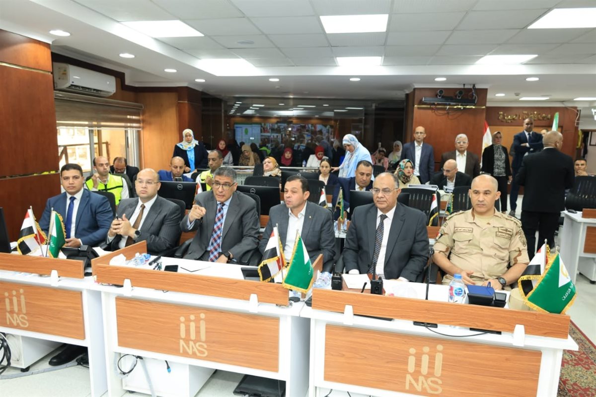 محافظ الجيزة يتابع انتظام فتح اللجان الانتخابية في ثاني أيام انتخابات مجلس النواب من داخل مركز السيطرة