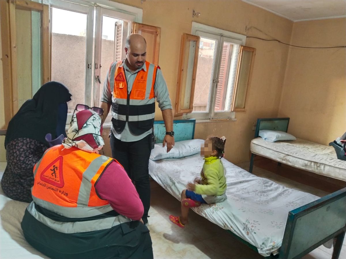 التضامن تنقذ أسرة بلا مأوى بالقاهرة.. وتنقلها بشكل مؤقت لدار رعاية