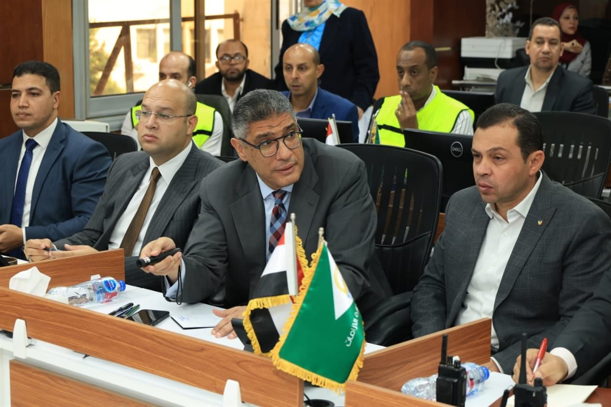 محافظ الجيزة يتابع انتظام فتح اللجان الانتخابية في ثاني أيام انتخابات مجلس النواب من داخل مركز السيطرة