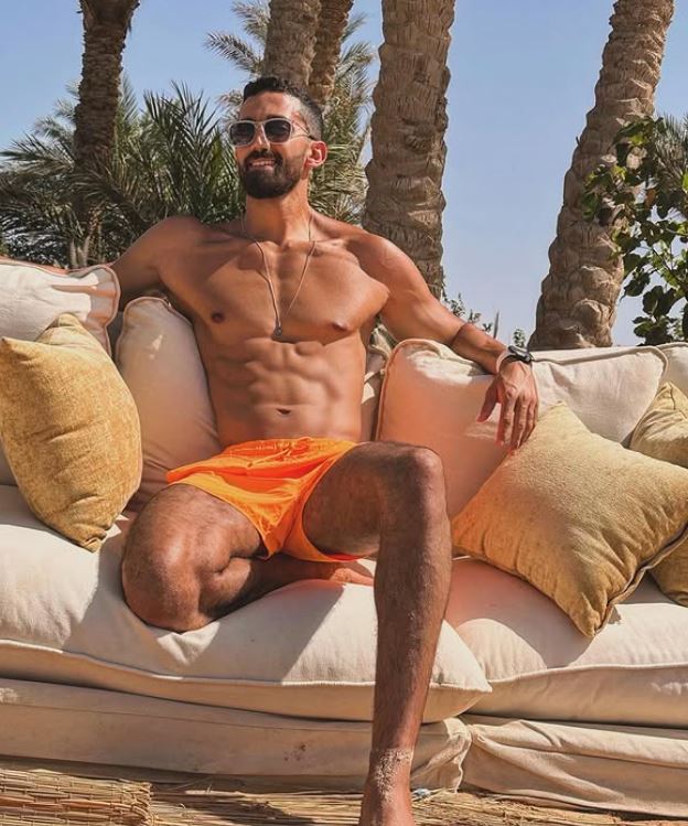 بعد الإعلان المفاجئ.. 10 معلومات عن أحمد تيمور زوج مي عز الدين| صور