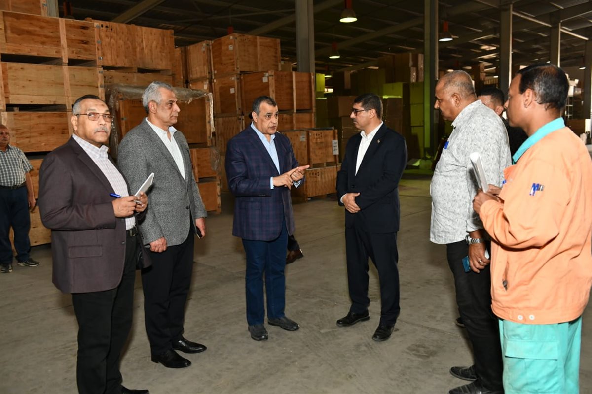 وزير الدولة للإنتاج الحربي يتابع سير العملية الإنتاجية بشركة حلوان للأجهزة المعدنية مصنع 360 الحربي