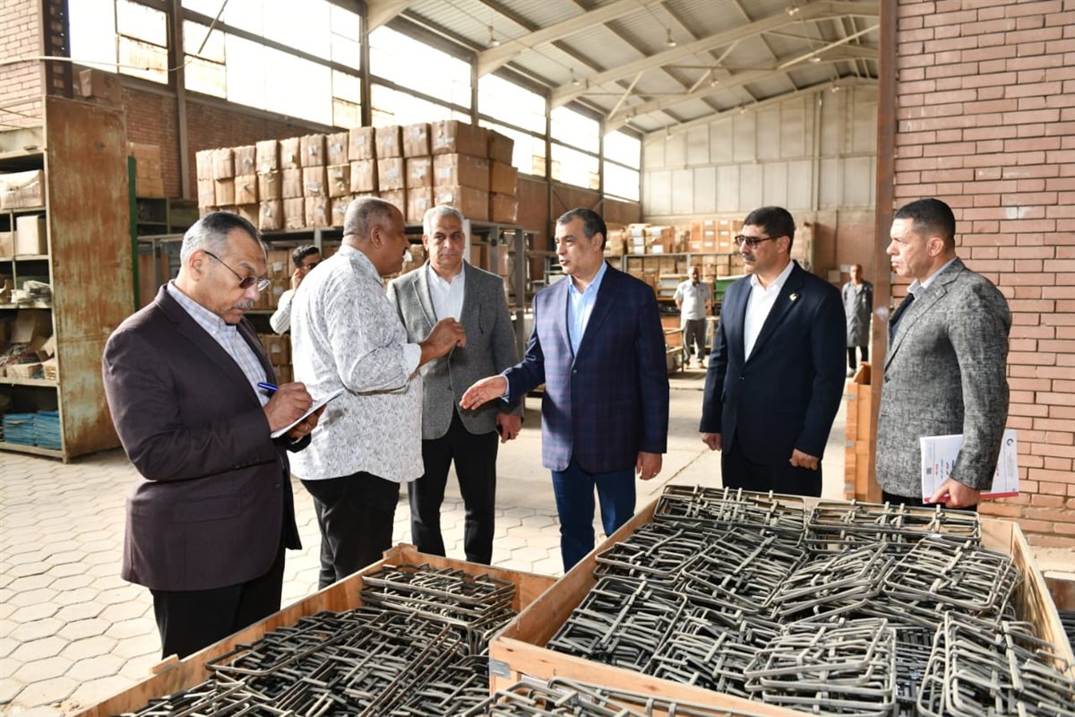 وزير الدولة للإنتاج الحربي يتابع سير العملية الإنتاجية بشركة حلوان للأجهزة المعدنية مصنع 360 الحربي
