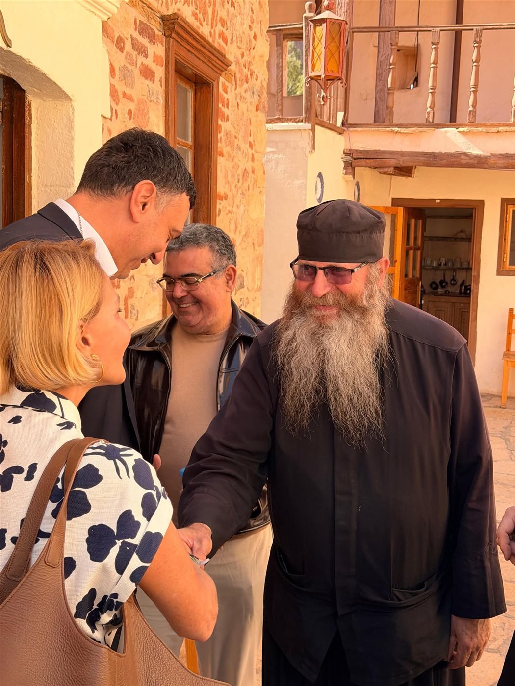 وزير الشؤون البحرية اليوناني يغادر سانت كاترين بعد انتهاء زيارته للدير