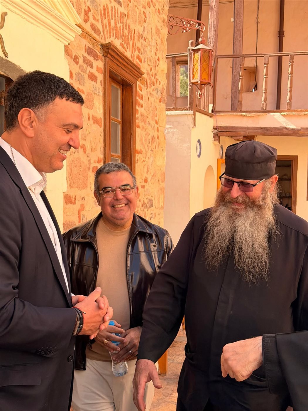 وزير الشؤون البحرية اليوناني يغادر سانت كاترين بعد انتهاء زيارته للدير