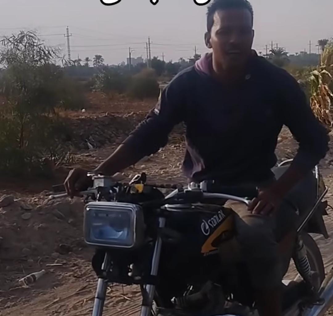 شاب يسحل كلب 